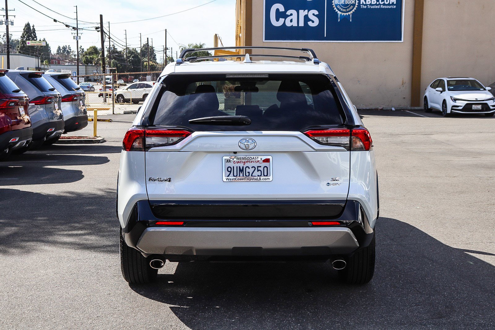 Used 2025 Toyota RAV4 SE image 9