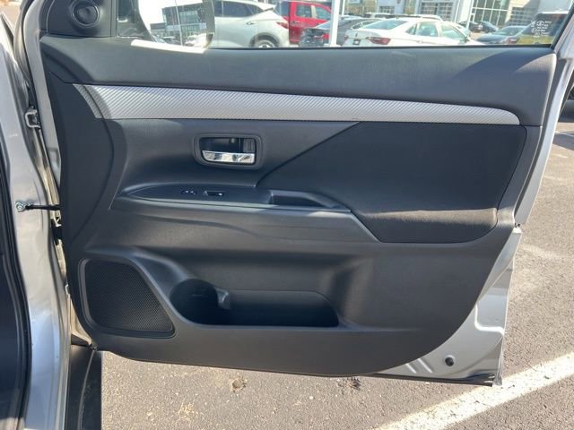 Used 2018 Mitsubishi Outlander AWD image 28