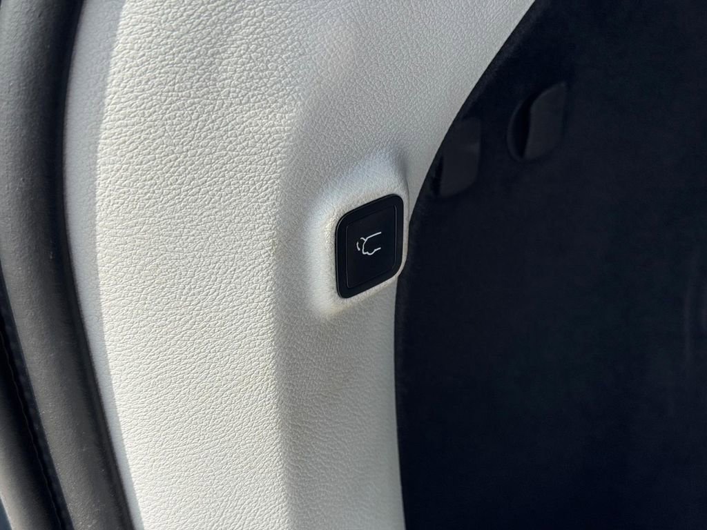 Used 2022 Jeep Cherokee Limited w/ Elite Package AWD/4WD image 6