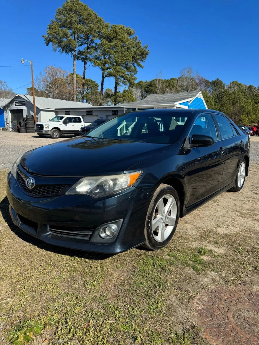 Used 2014 Toyota Camry SE w/ Leather Package image 4