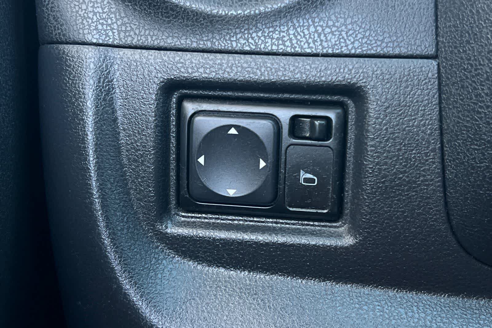 Used 2015 Nissan Versa Note SV FWD image 29