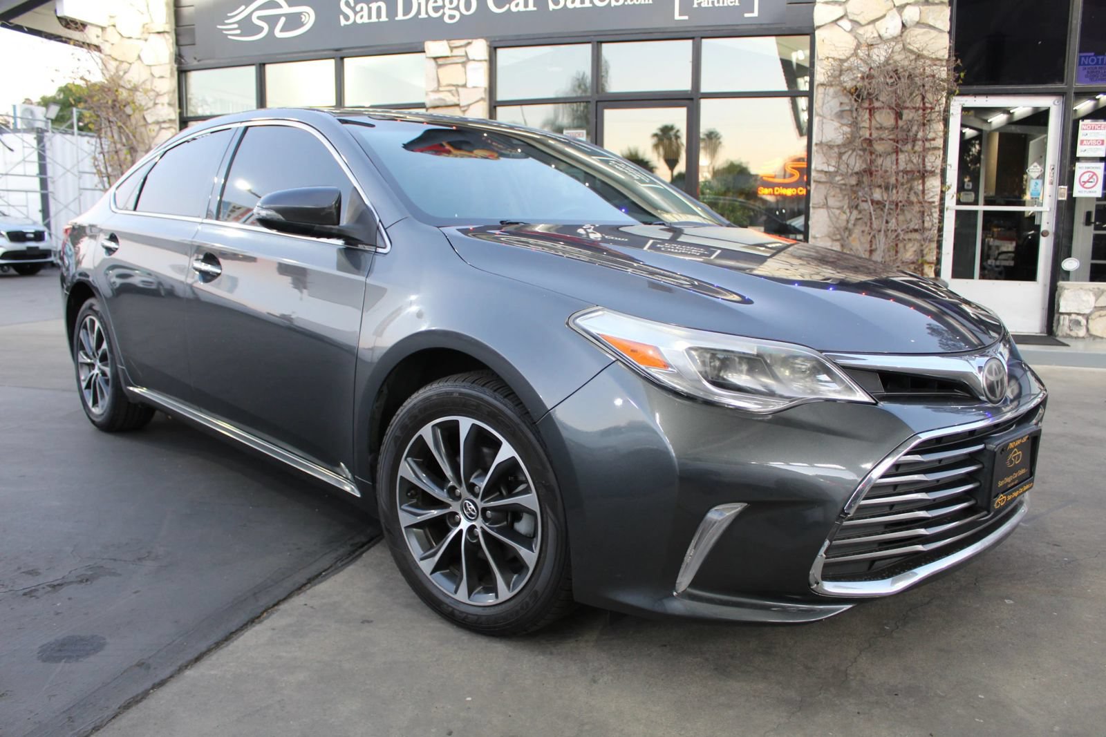 Used 2017 Toyota Avalon XLE Premium w/ Preferred Accessory Package FWD image 7