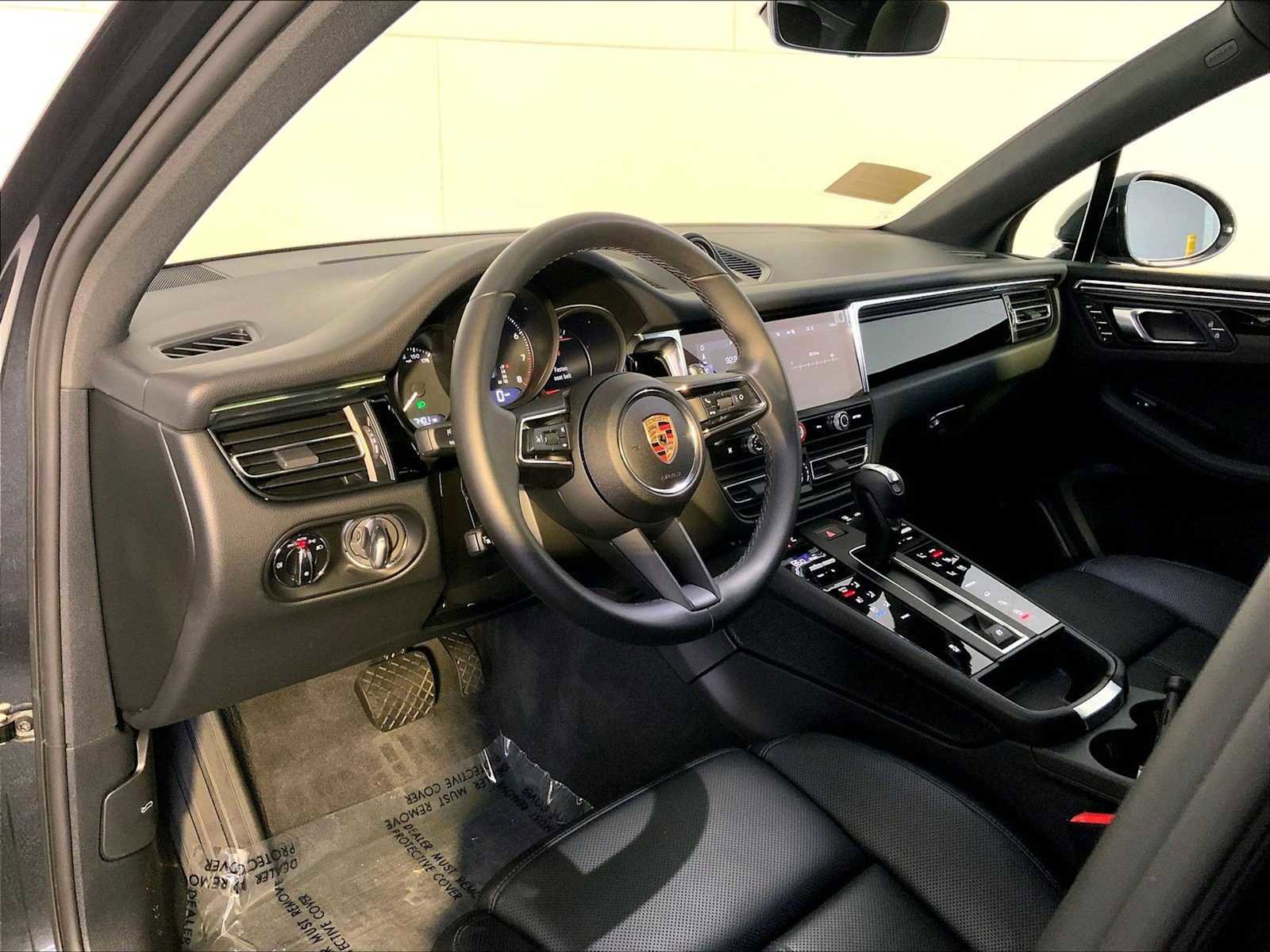 Certified 2025 Porsche Macan image 4