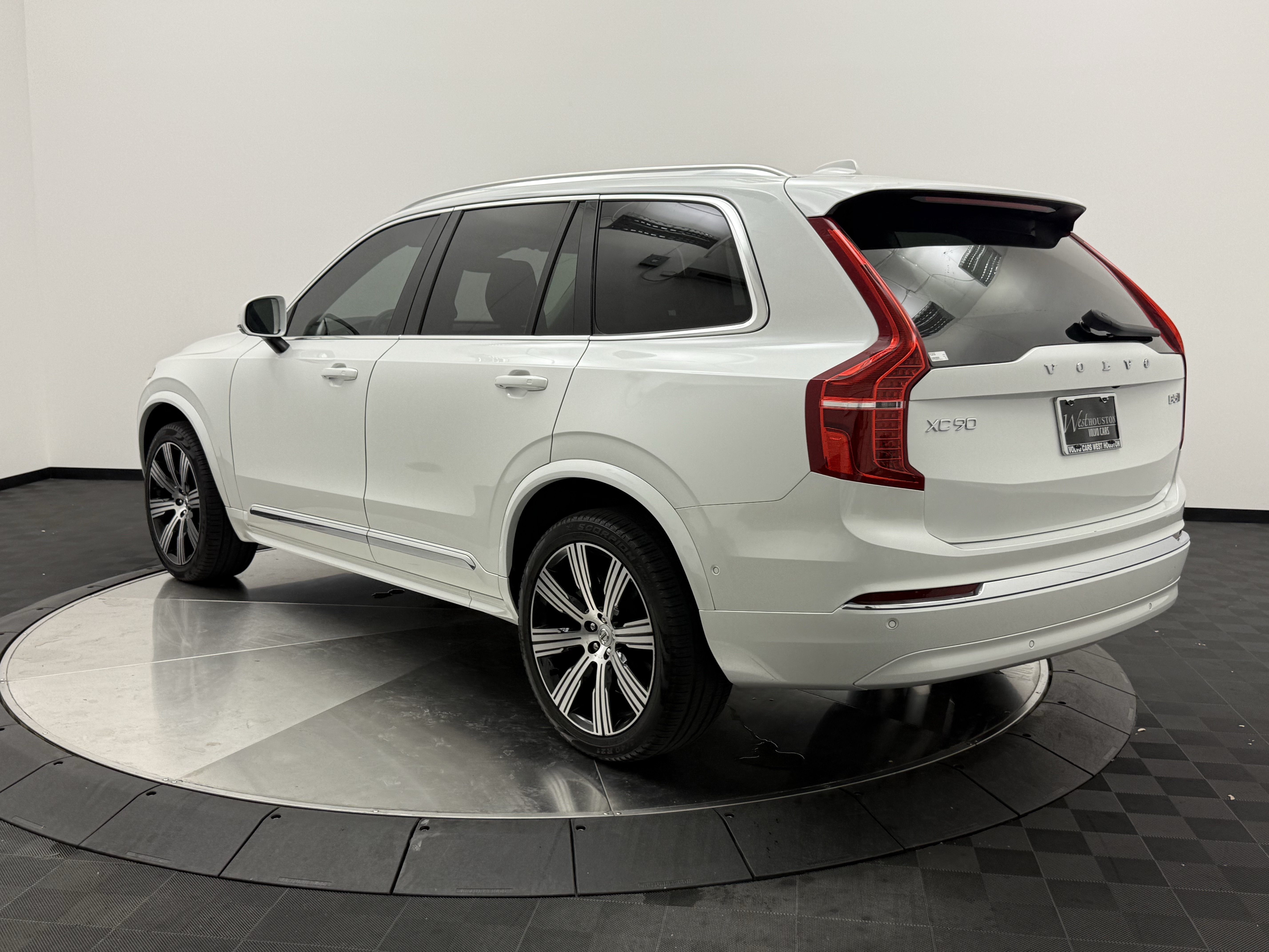 Certified 2024 Volvo XC90 B5 Plus AWD/4WD image 5