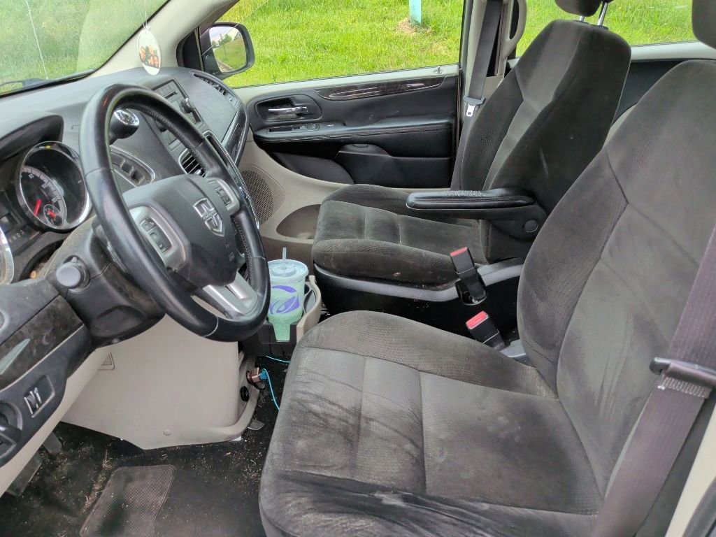 Used 2015 Dodge Grand Caravan American Value Package w/ UConnect Hands-Free Group FWD image 8