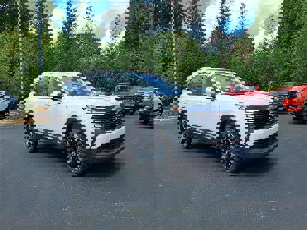 New 2025 Nissan Kicks SR image 1