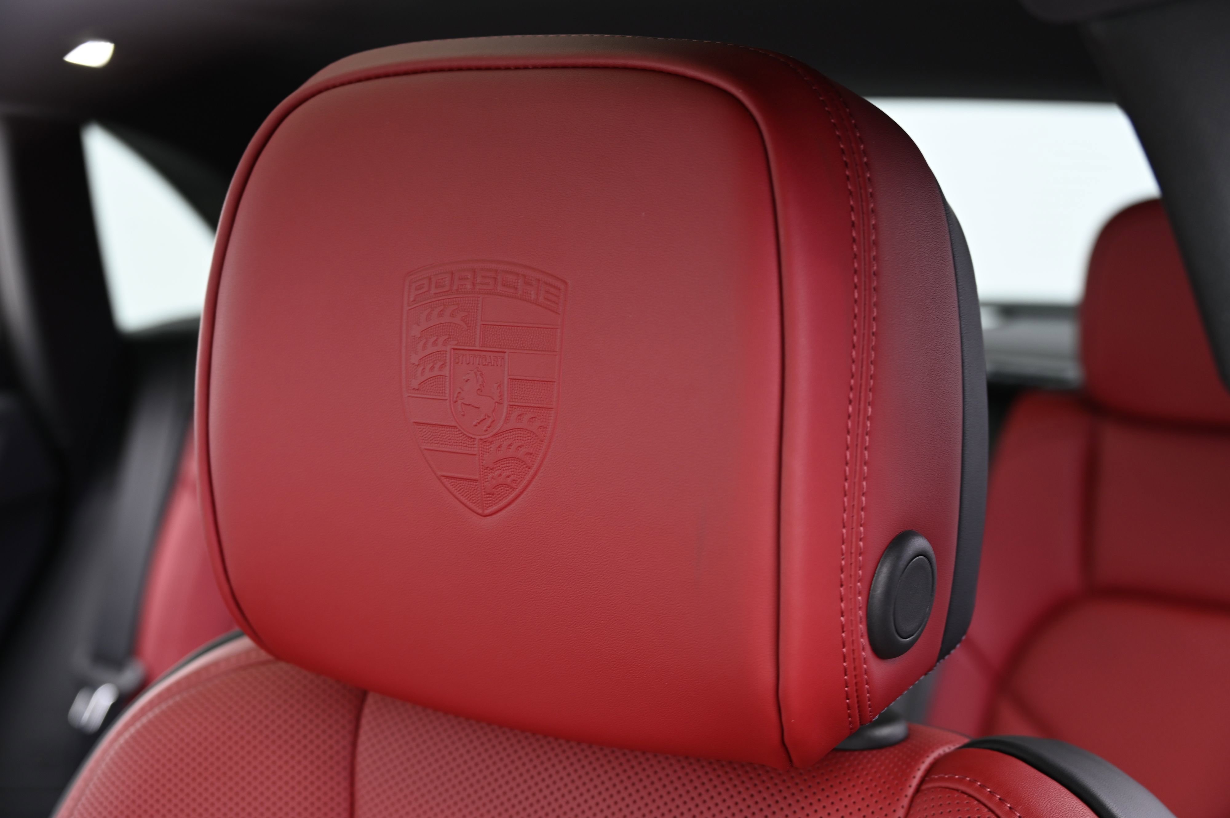 Certified 2025 Porsche Macan image 40