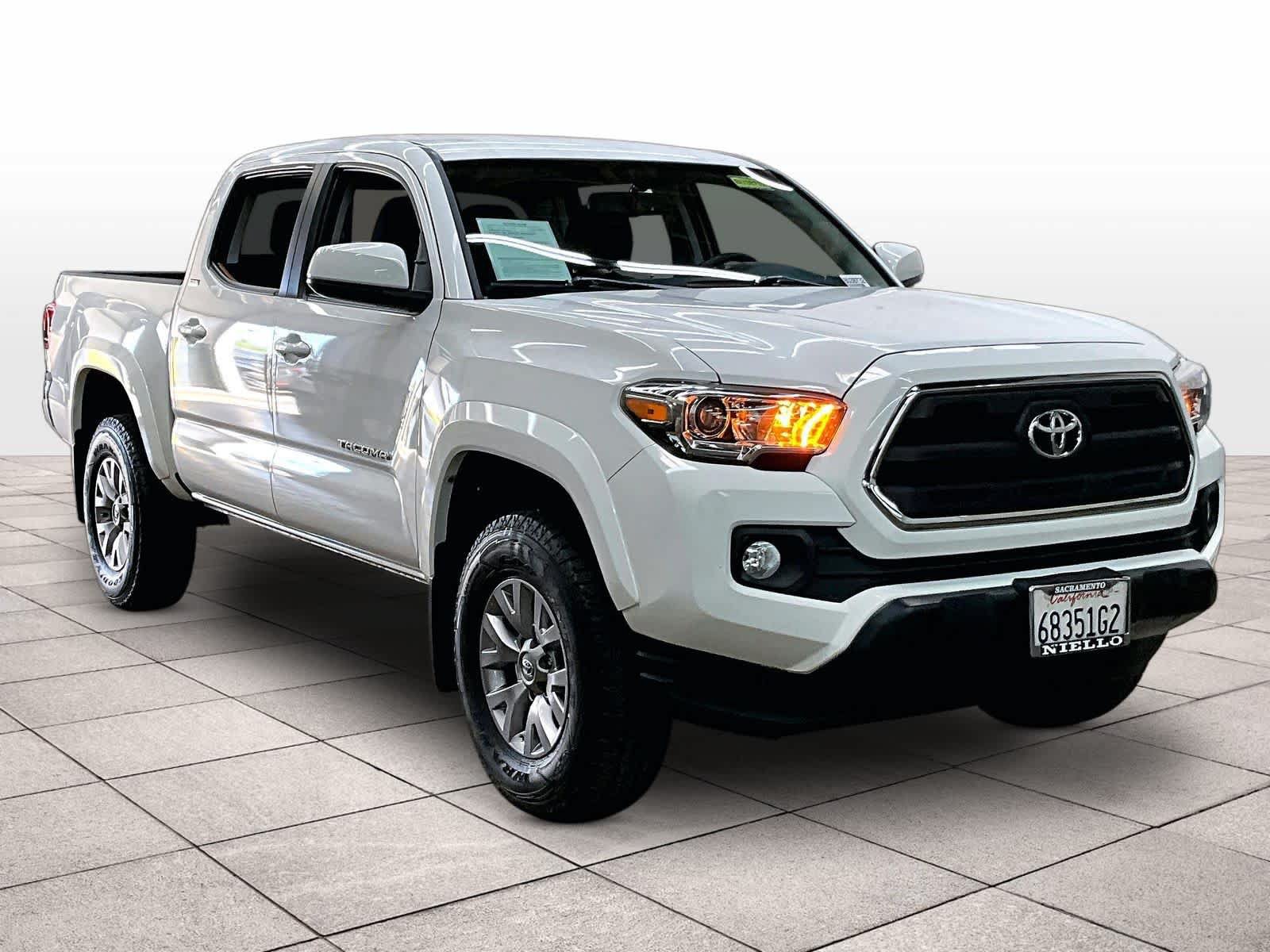 Used 2017 Toyota Tacoma SR5 w/ Tow Package RWD image 7