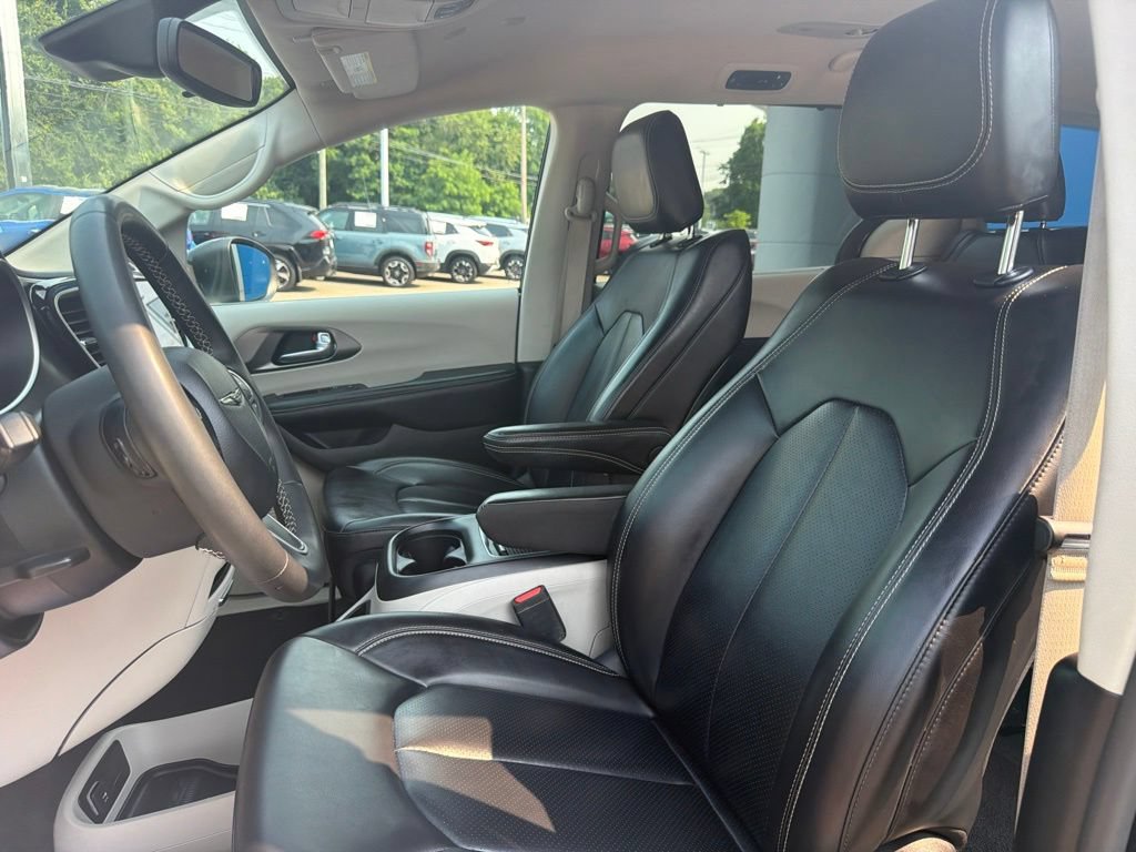 Used 2023 Chrysler Pacifica Touring-L FWD image 22