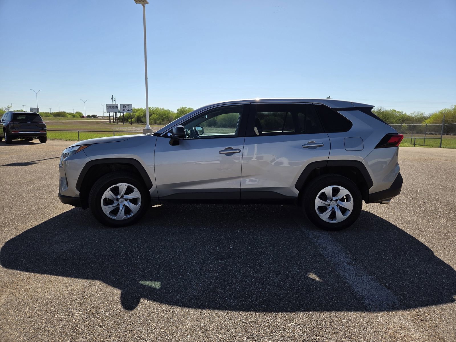 Used 2024 Toyota RAV4 LE AWD/4WD image 4