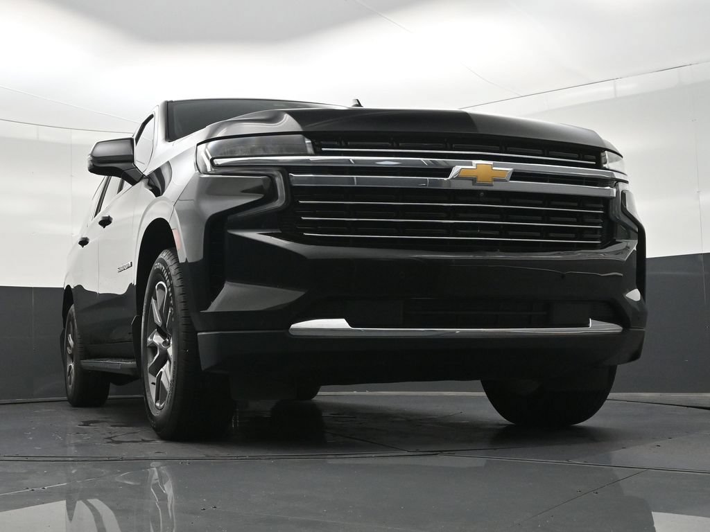 Used 2022 Chevrolet Suburban LT w/ Luxury Package RWD image 29
