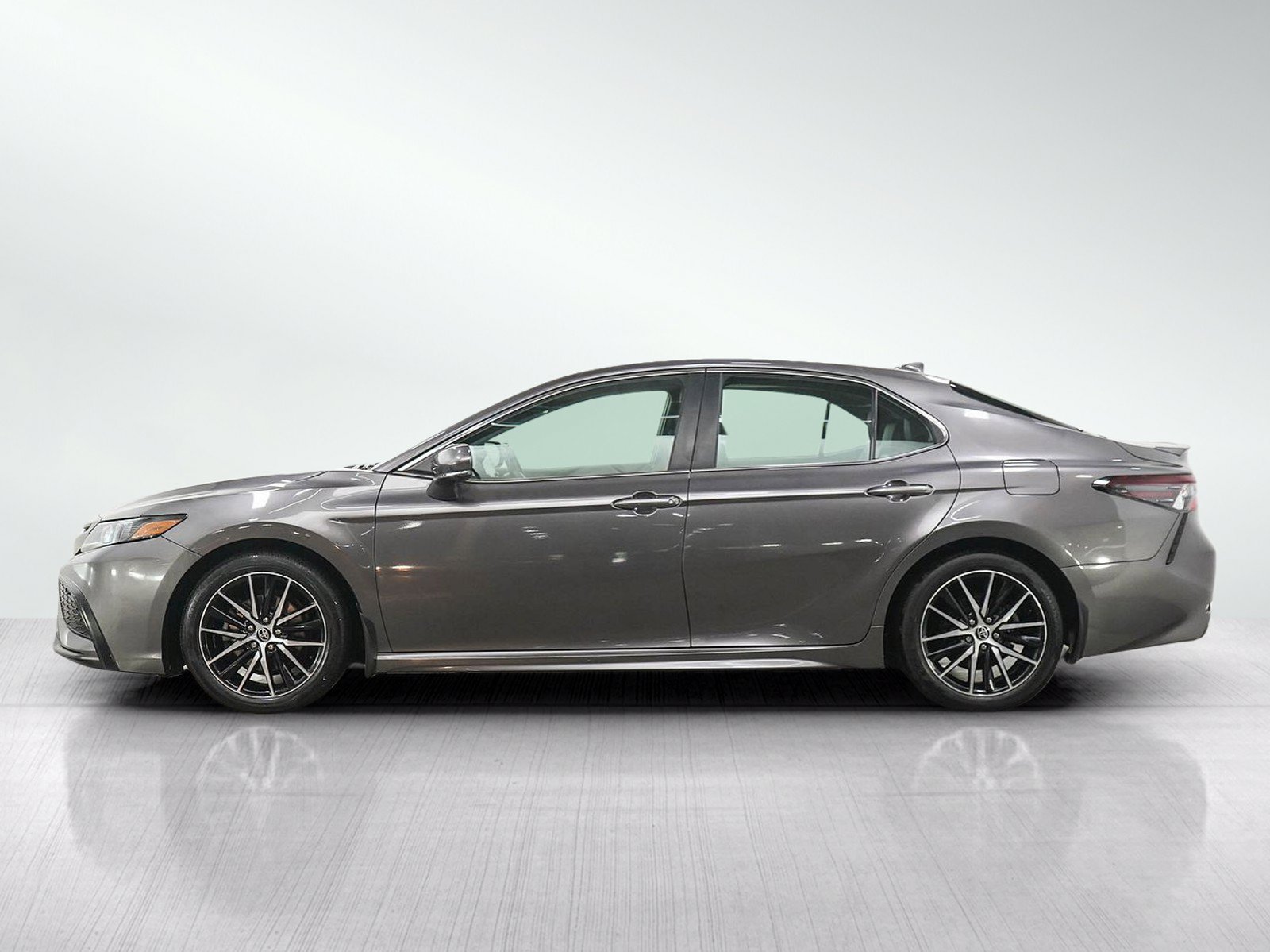 Used 2023 Toyota Camry SE FWD image 2
