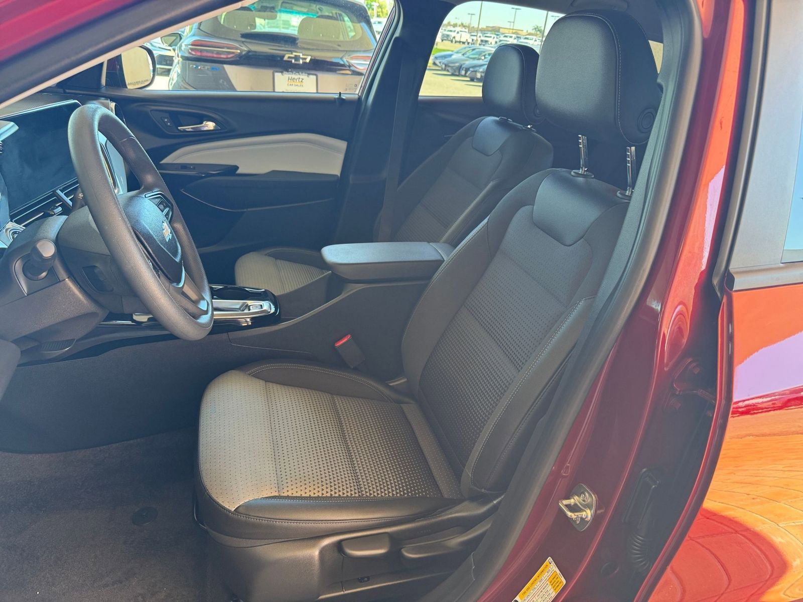 Used 2025 Chevrolet Trax LT image 37