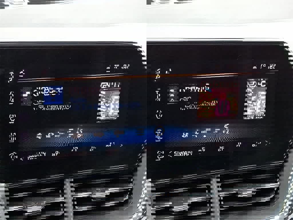 Used 2024 Chevrolet Trax RS w/ Sunroof Package image 16