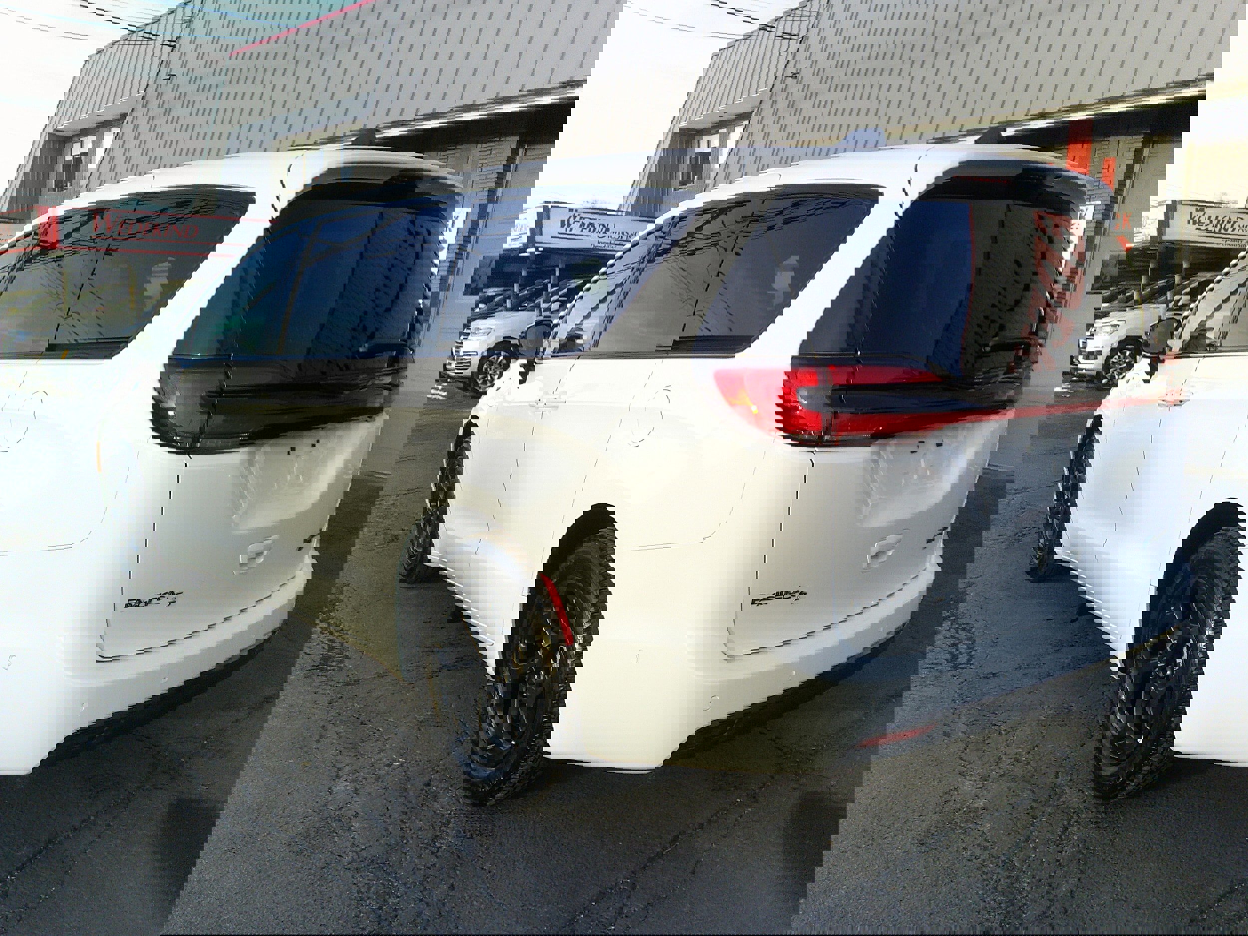 Used 2024 Chrysler Pacifica Select image 3