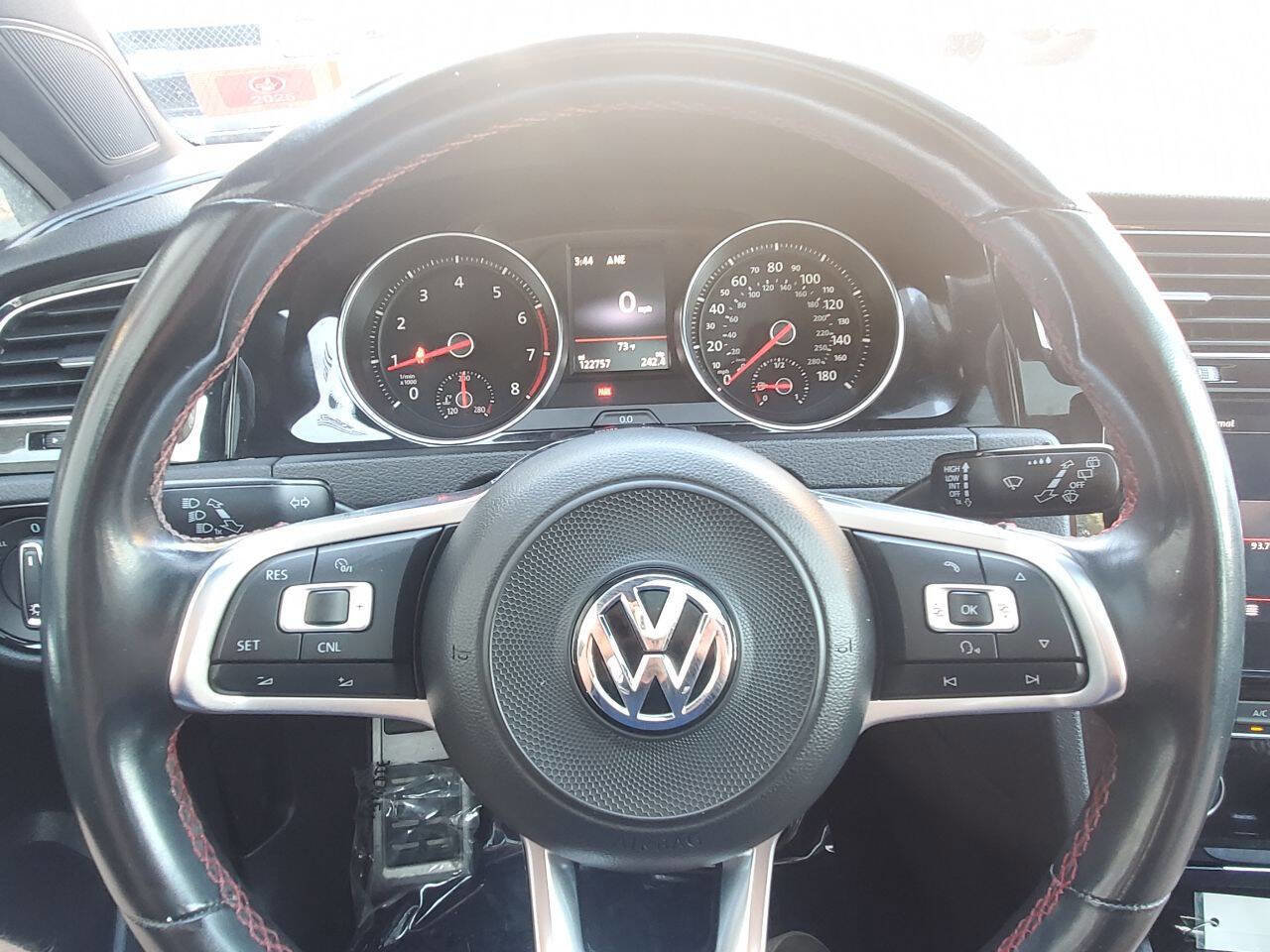 Used 2018 Volkswagen GTI SE FWD image 17