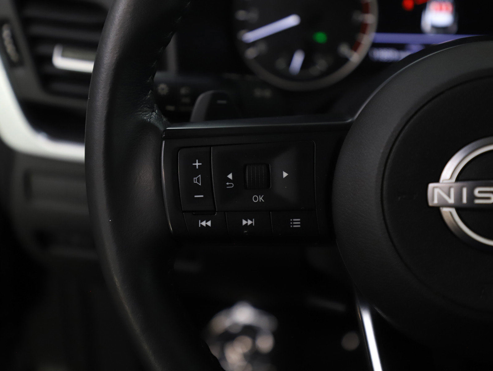 Used 2023 Nissan Rogue S image 18