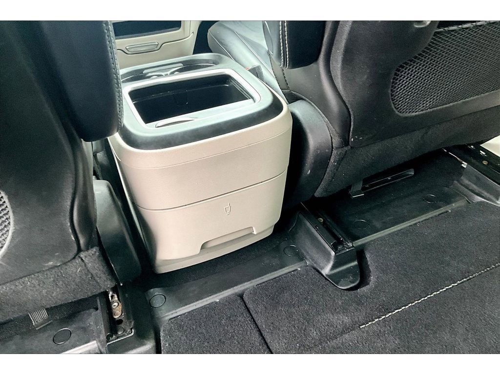 Used 2024 Chrysler Pacifica Touring-L image 32