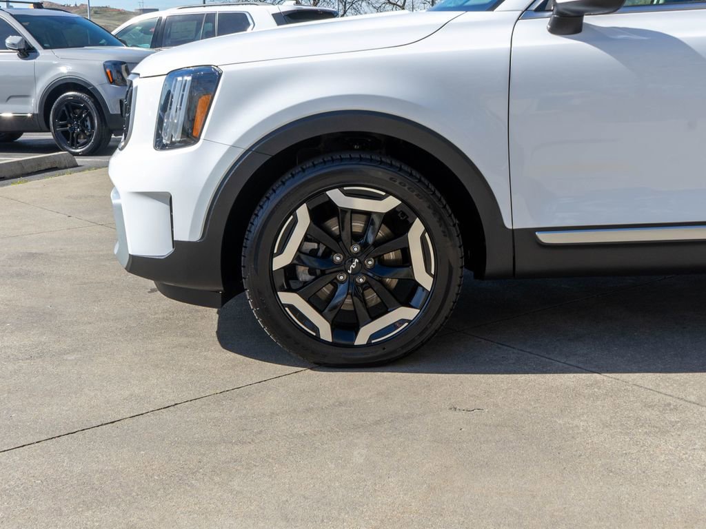 Certified 2023 Kia Telluride EX w/ EX Captain's Chair Package FWD image 30