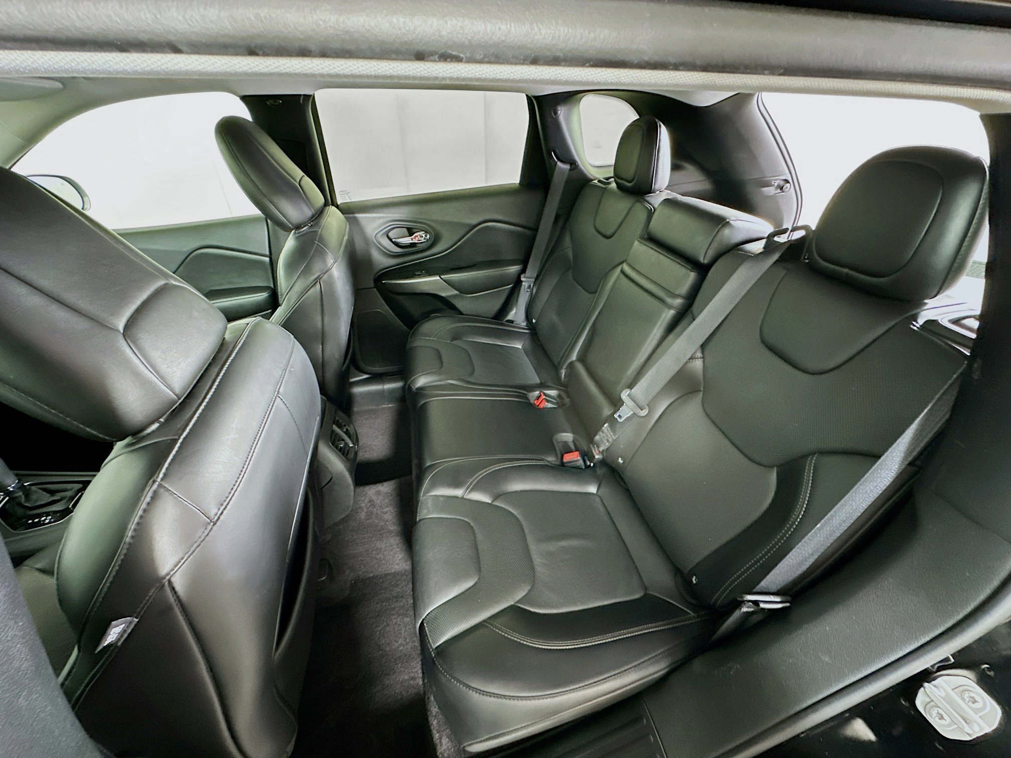 Used 2019 Jeep Cherokee Limited FWD image 27