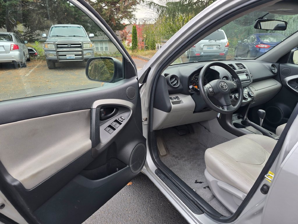 Used 2012 Toyota RAV4 4WD V6 w/ Tow Prep Pkg image 6
