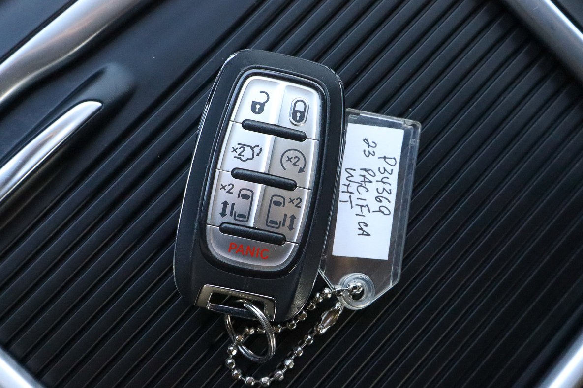 Used 2023 Chrysler Pacifica Touring-L image 32