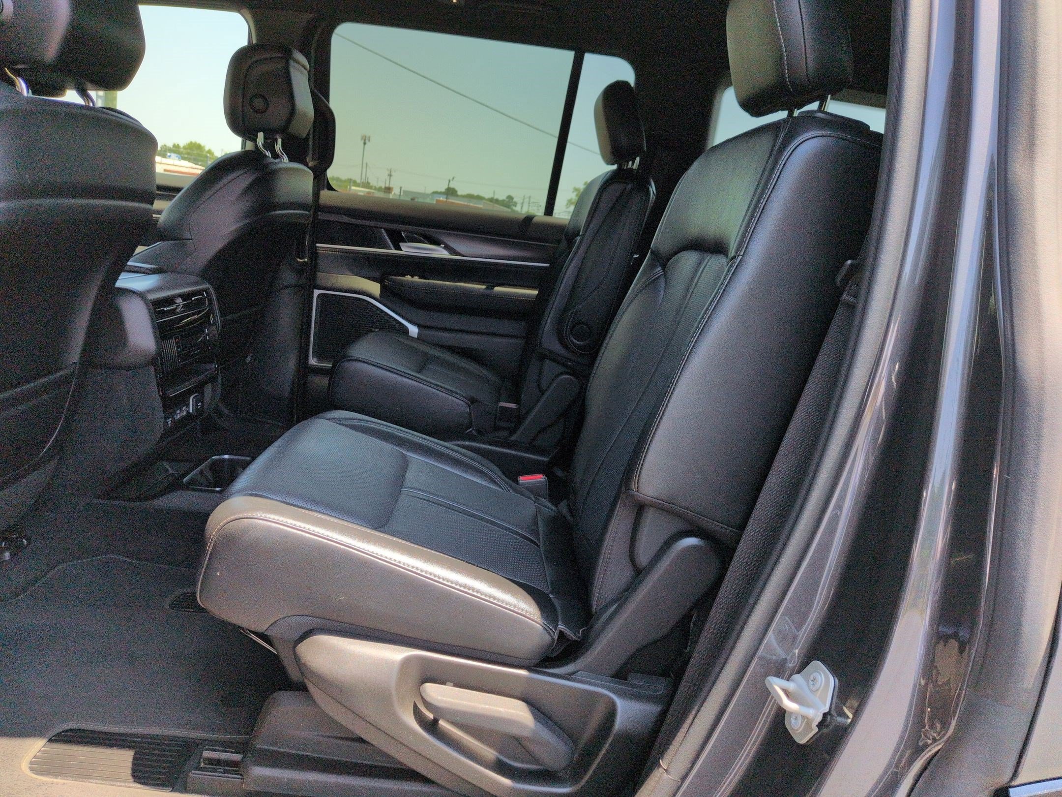 Used 2024 Jeep Wagoneer Series II AWD/4WD image 29