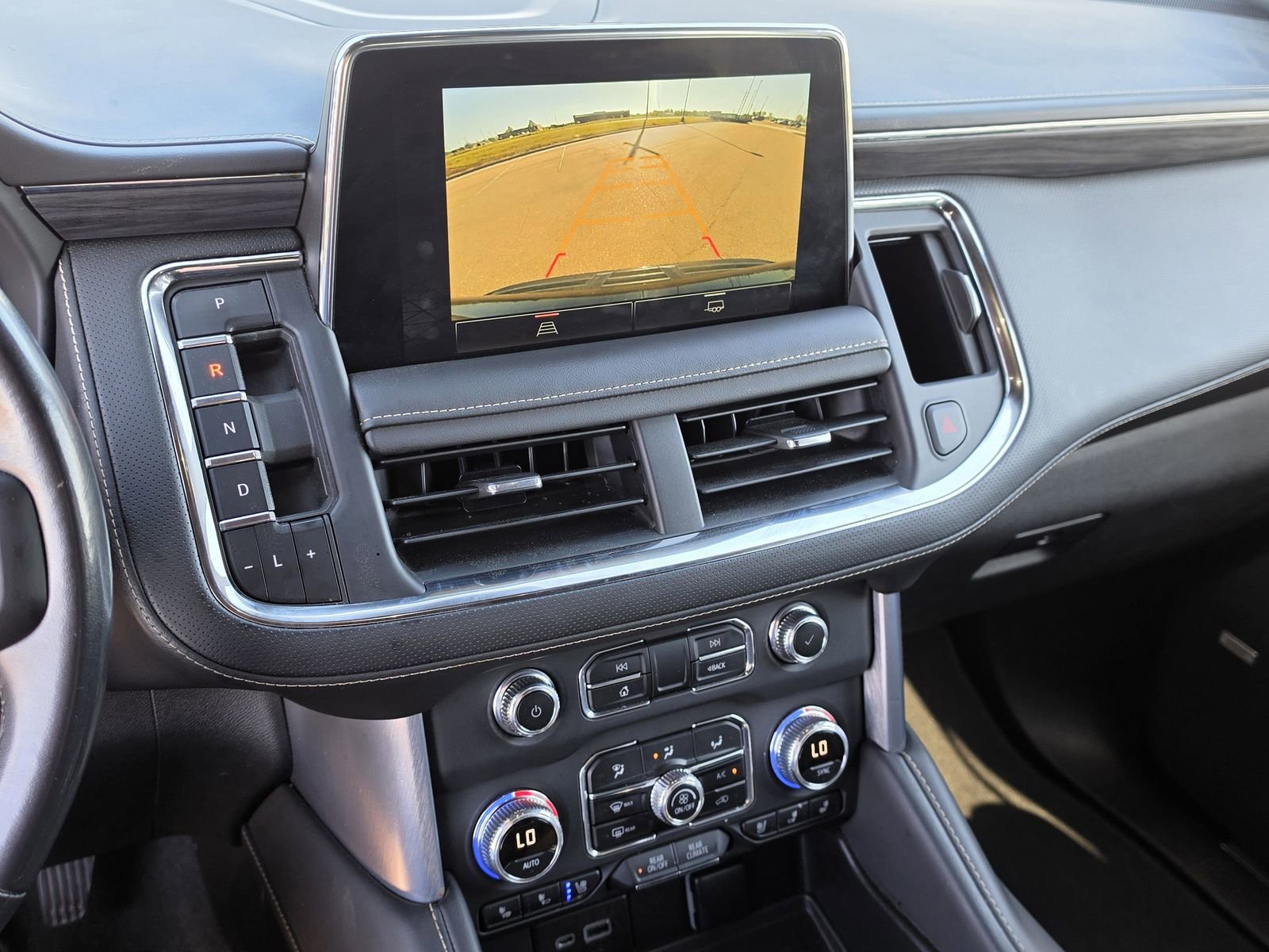 Used 2023 GMC Yukon XL SLT image 9