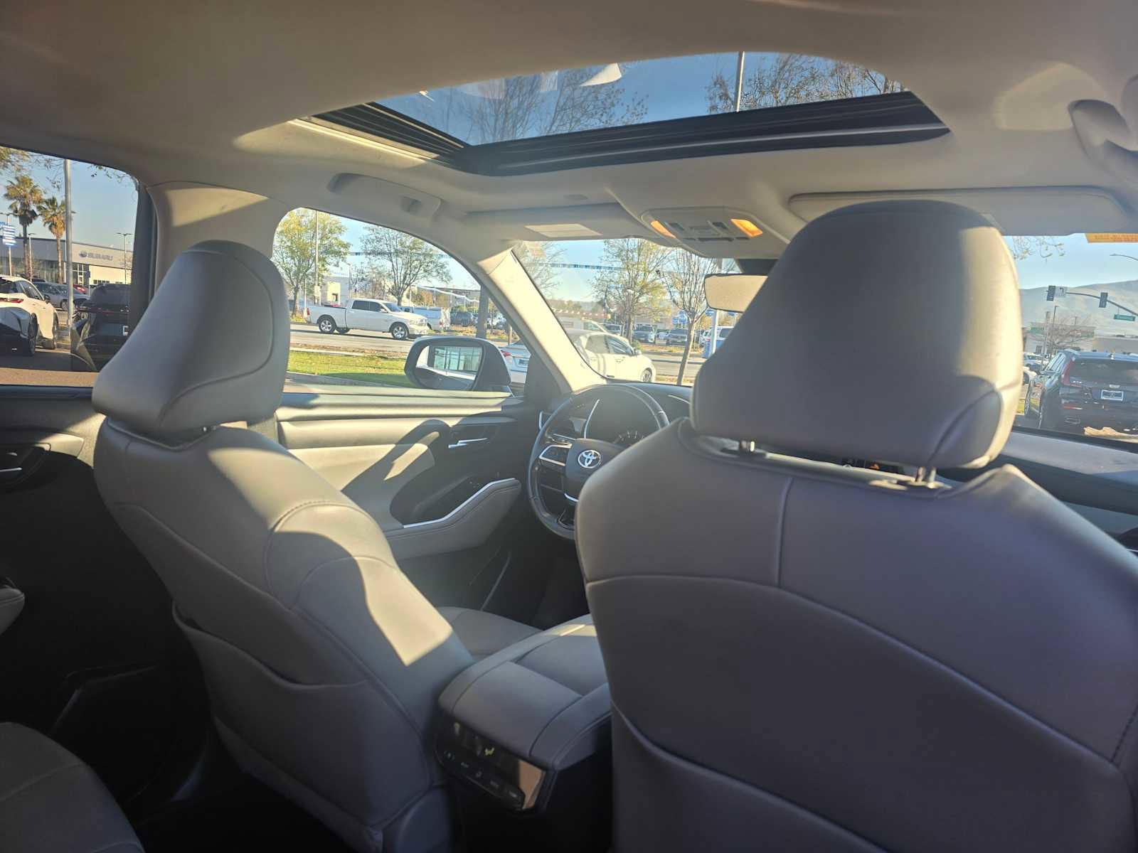 Used 2021 Toyota Highlander XLE image 15