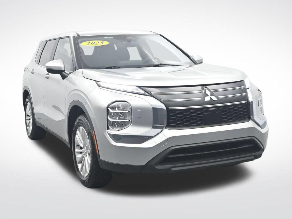 Used 2025 Mitsubishi Outlander ES AWD/4WD image 3