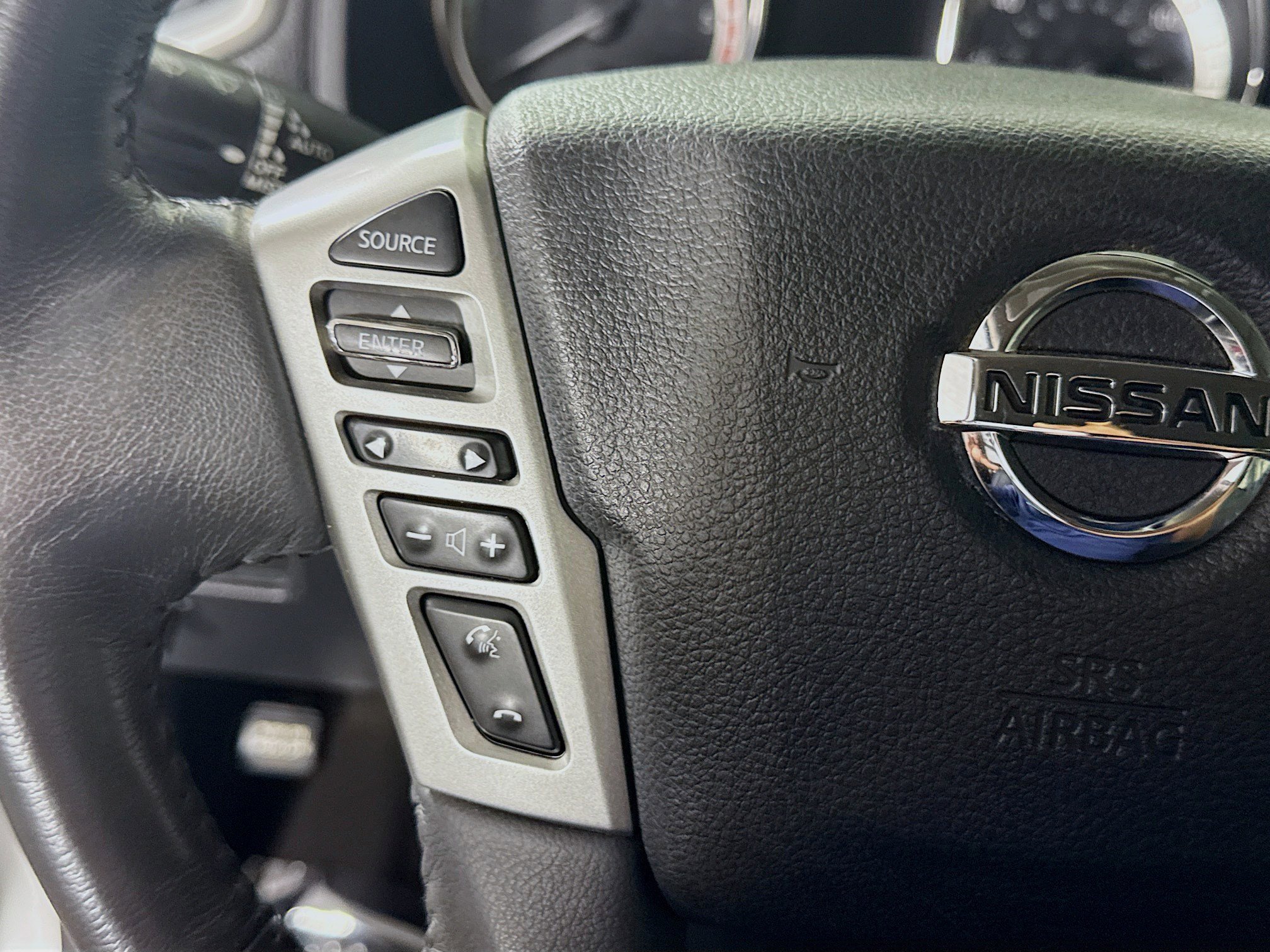 Used 2017 Nissan Titan SV AWD/4WD image 14