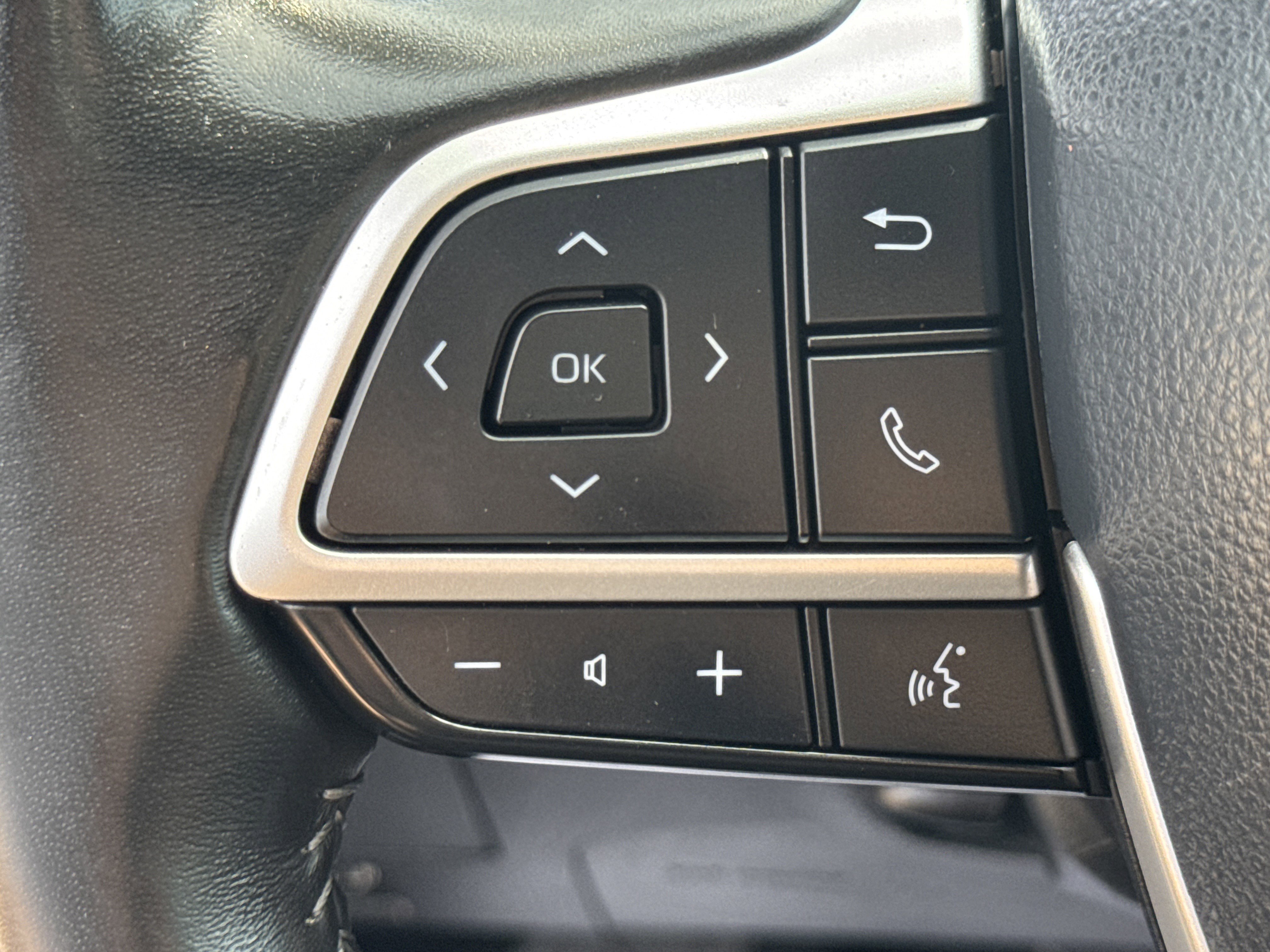 Used 2024 Toyota Highlander LE image 24