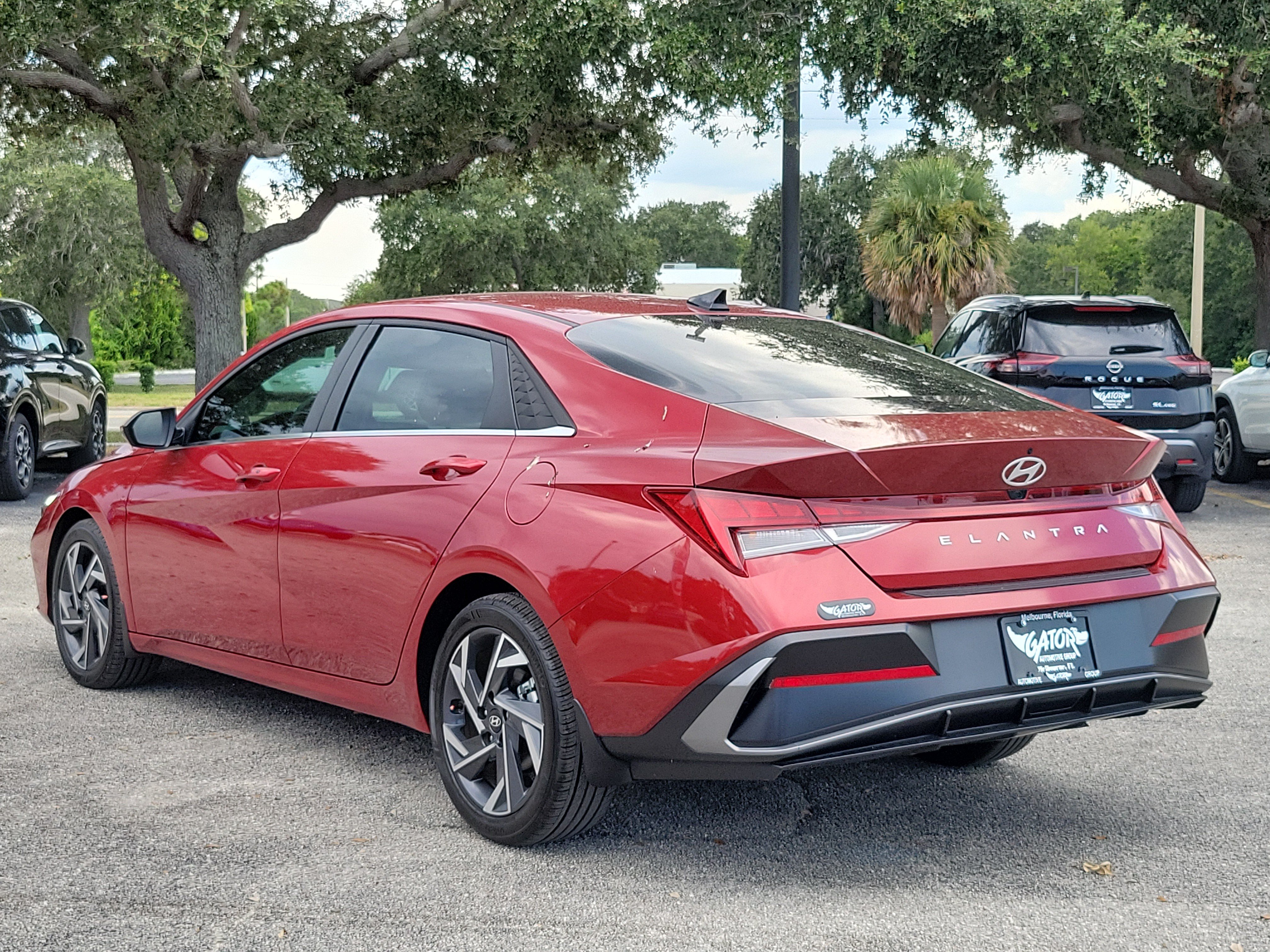 Used 2025 Hyundai Elantra SEL FWD image 3