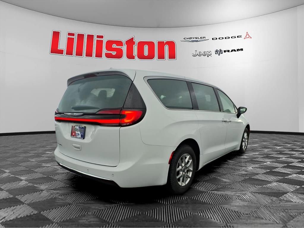 Used 2023 Chrysler Pacifica Touring-L image 2