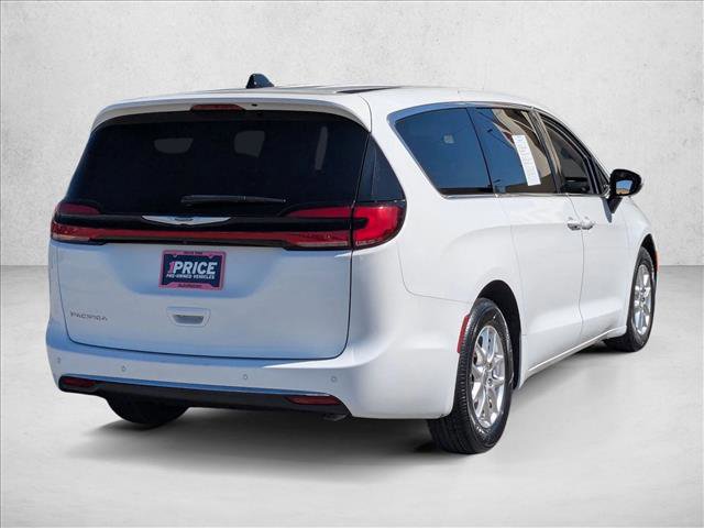Used 2023 Chrysler Pacifica Touring-L image 5