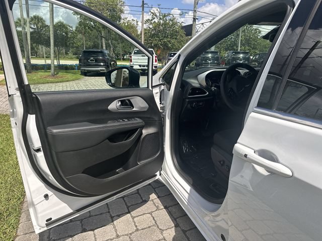 Used 2024 Chrysler Pacifica Touring FWD image 22