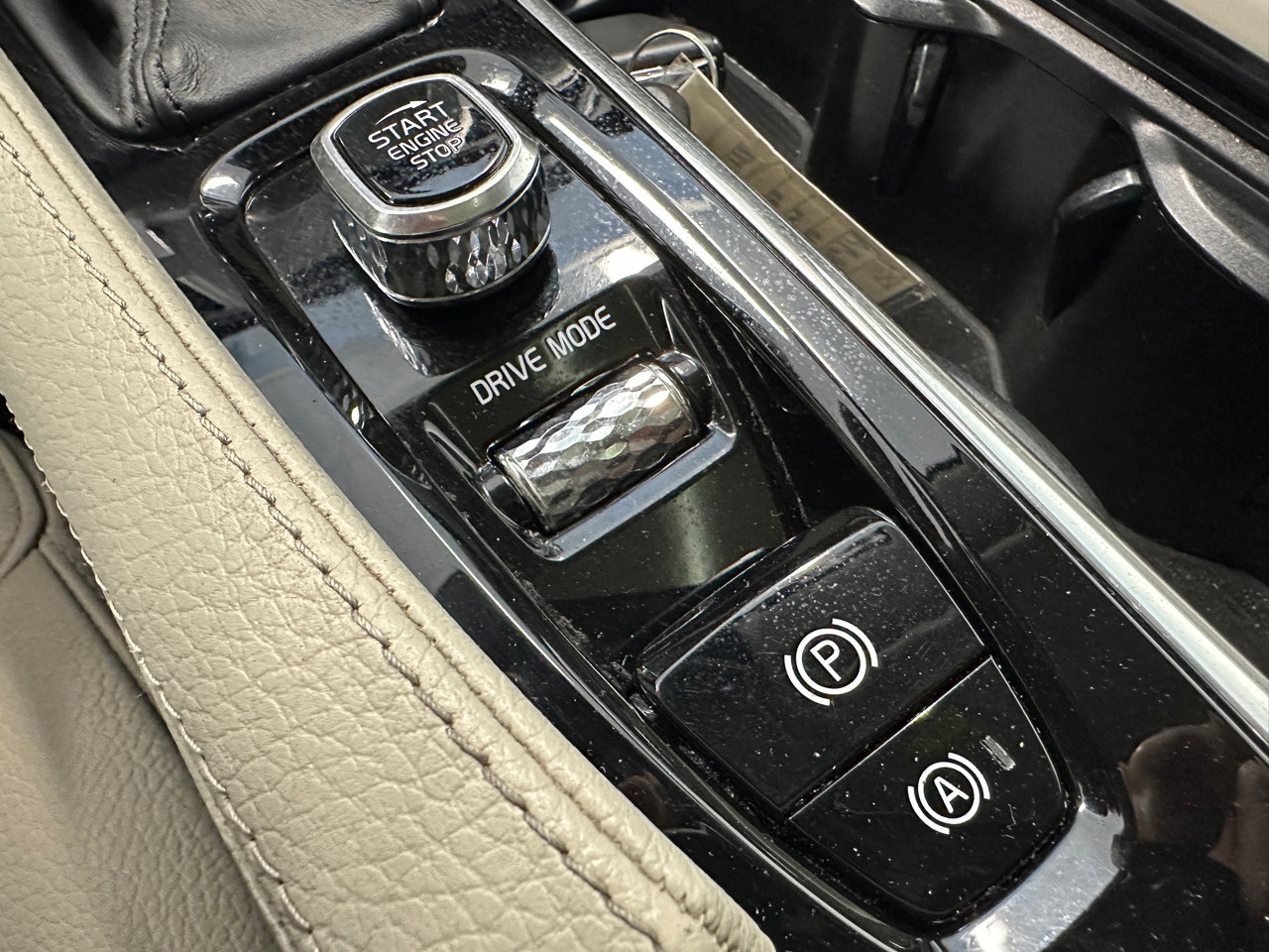 Used 2020 Volvo XC90 T5 Momentum image 48