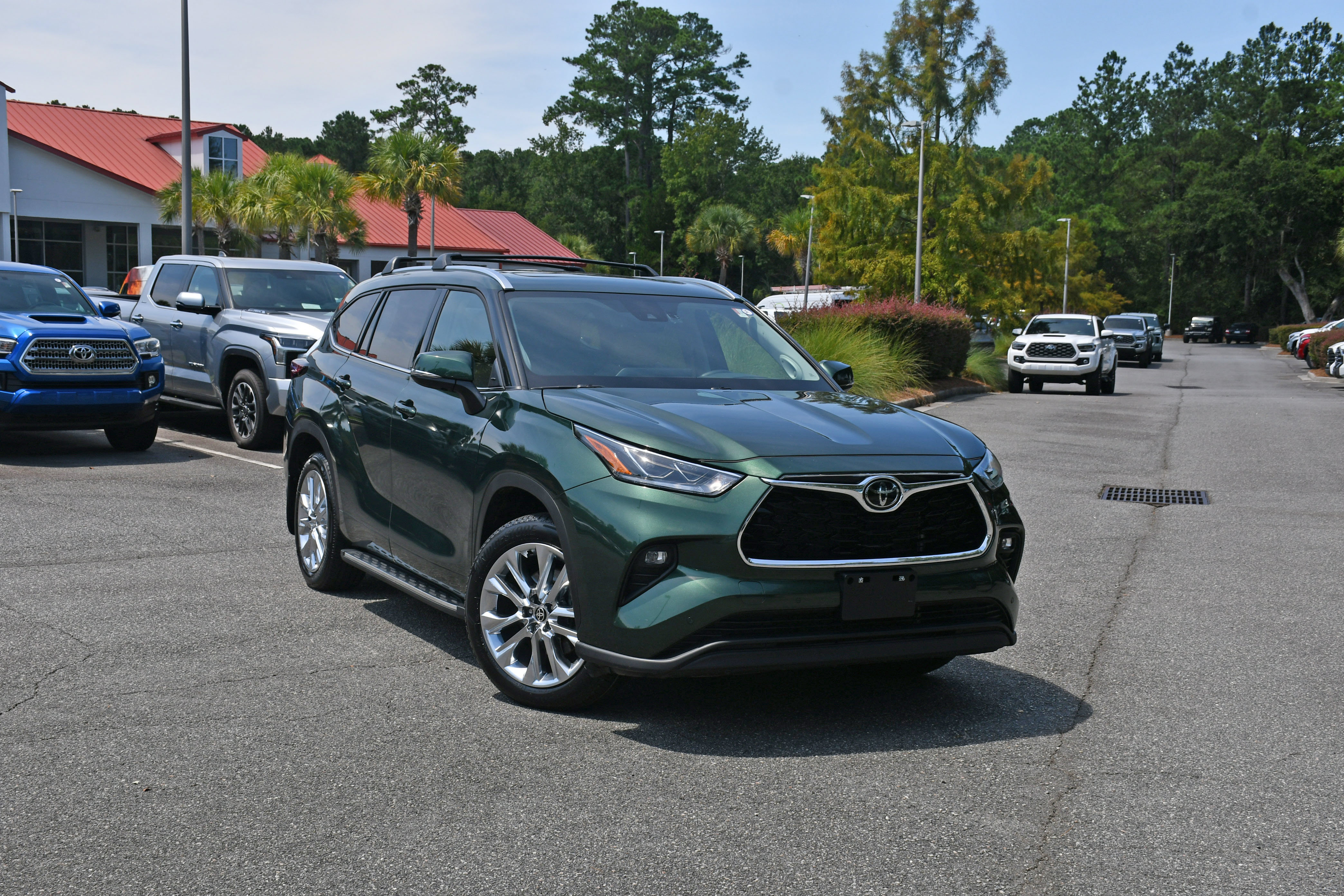 Certified 2025 Toyota Highlander LE AWD/4WD image 6