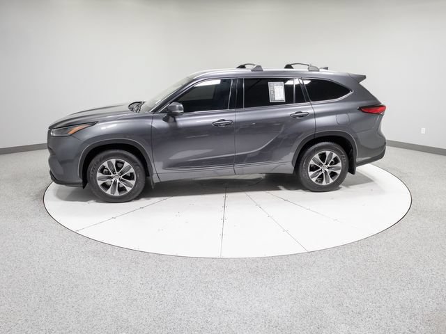 Used 2022 Toyota Highlander XLE AWD/4WD image 37