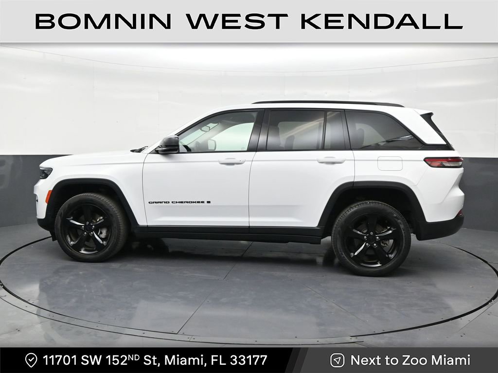 Used 2024 Jeep Grand Cherokee Limited w/ Black Appearance Package image 2