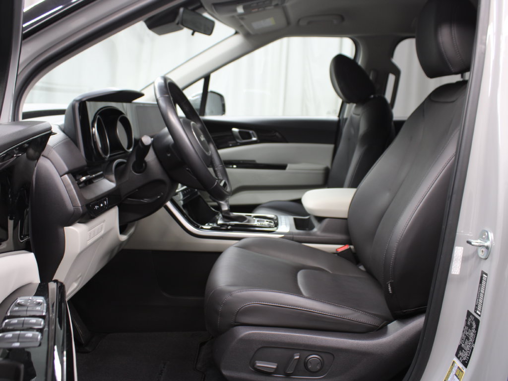 Used 2023 Kia Carnival EX FWD image 14