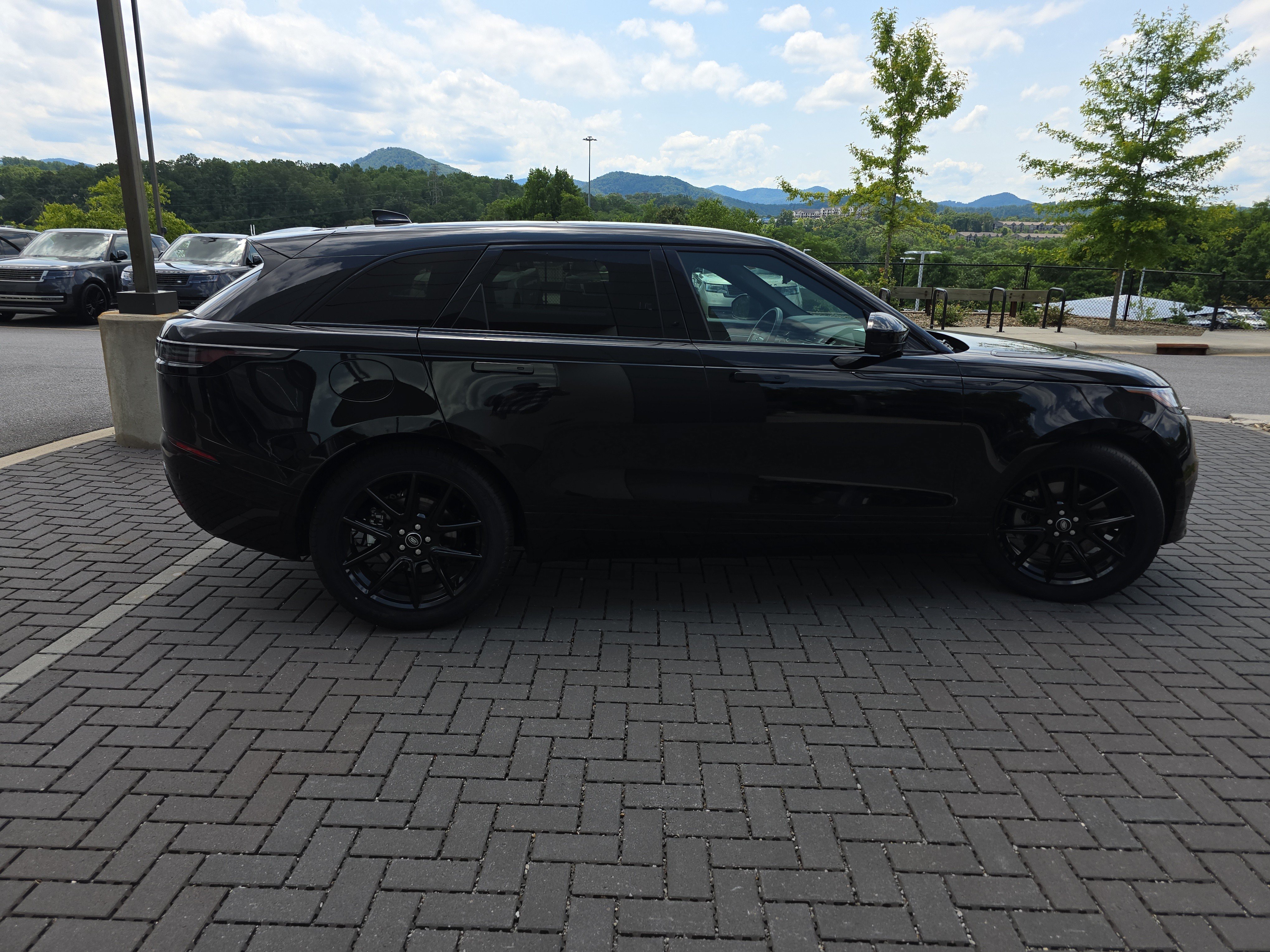 Certified 2026 Land Rover Range Rover Velar Dynamic SE AWD/4WD image 4