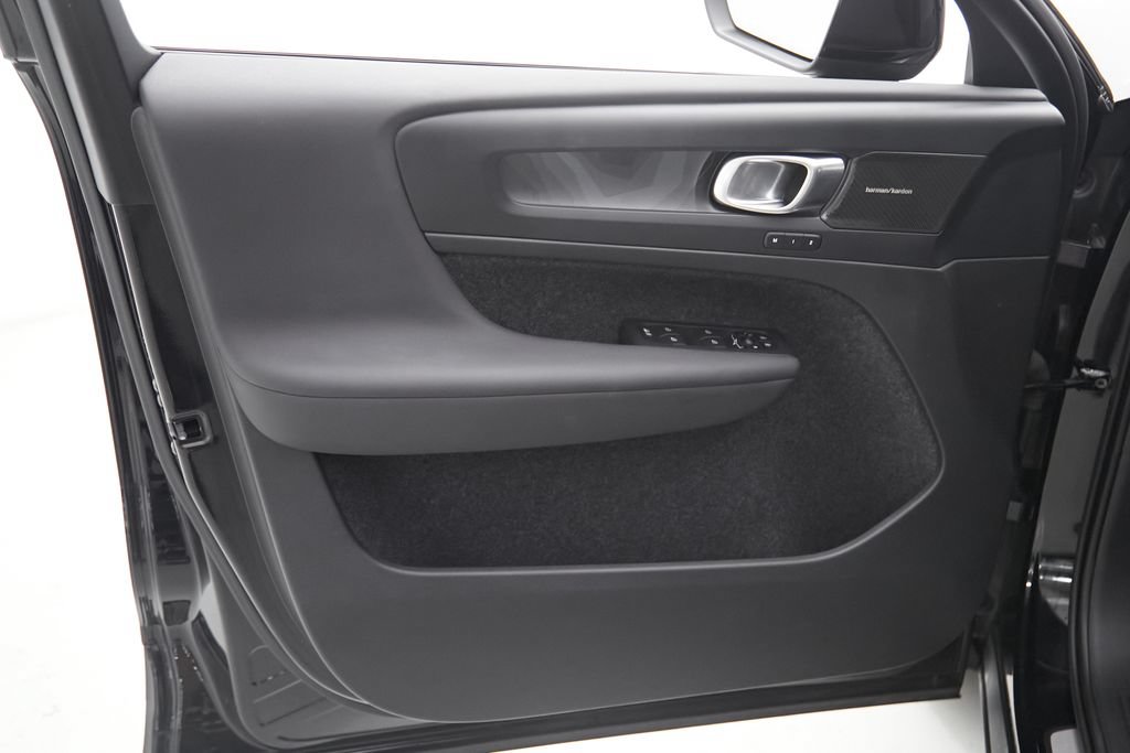 Certified 2023 Volvo C40 P8 Recharge Ultimate AWD/4WD image 10