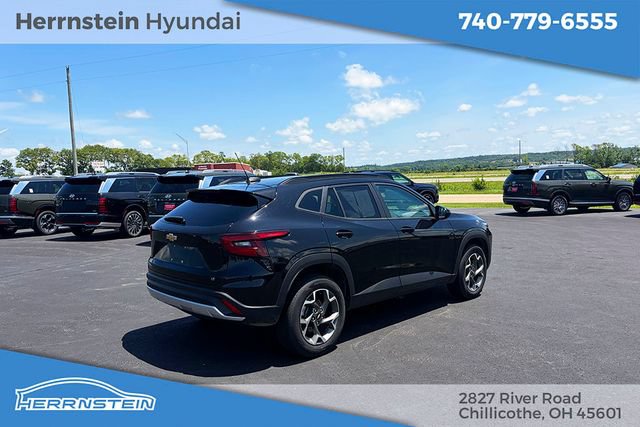 Used 2025 Chevrolet Trax LT FWD image 27