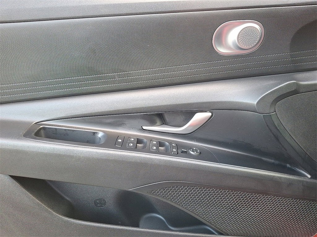 Used 2022 Hyundai Elantra SEL image 13
