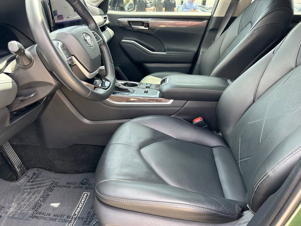 Certified 2024 Toyota Highlander Platinum FWD image 11