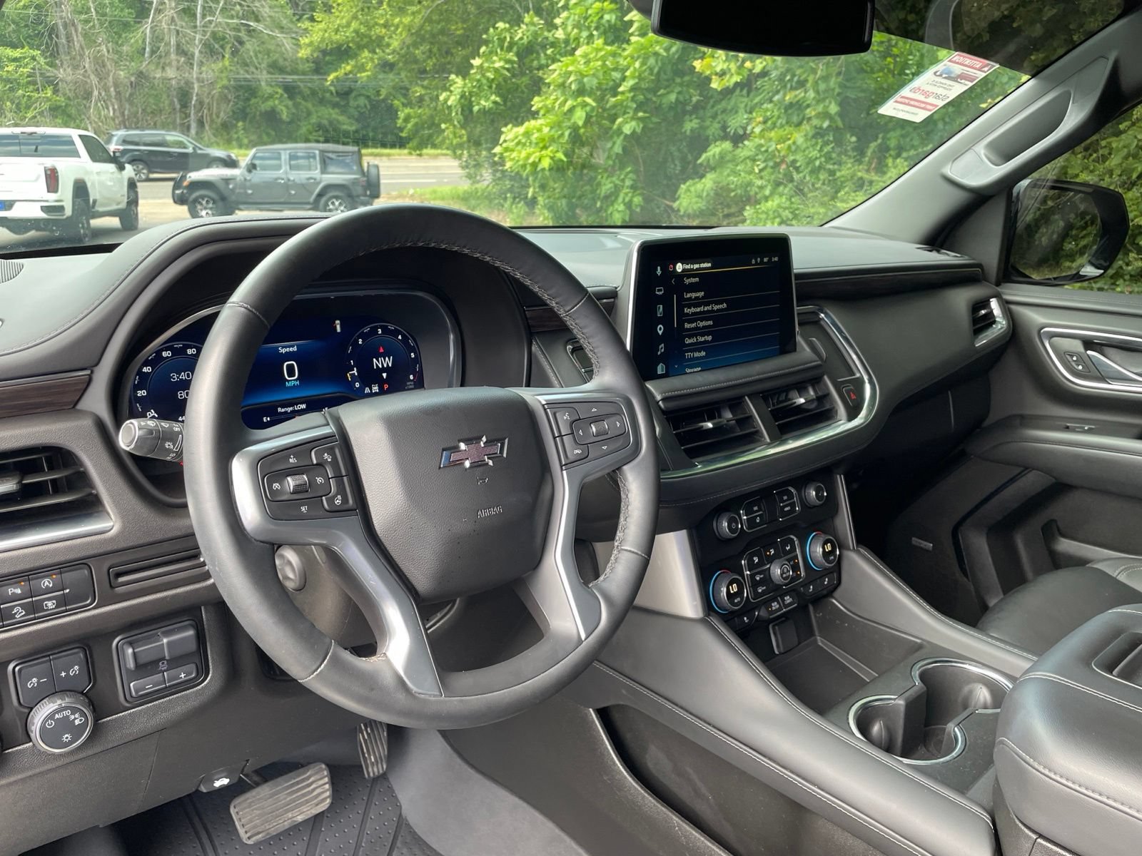 Used 2024 Chevrolet Suburban Z71 w/ Luxury Package AWD/4WD image 33