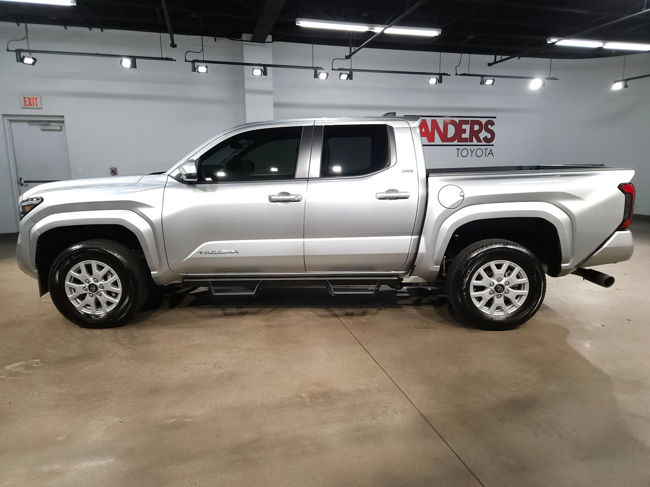 Certified 2025 Toyota Tacoma SR5 AWD/4WD image 4