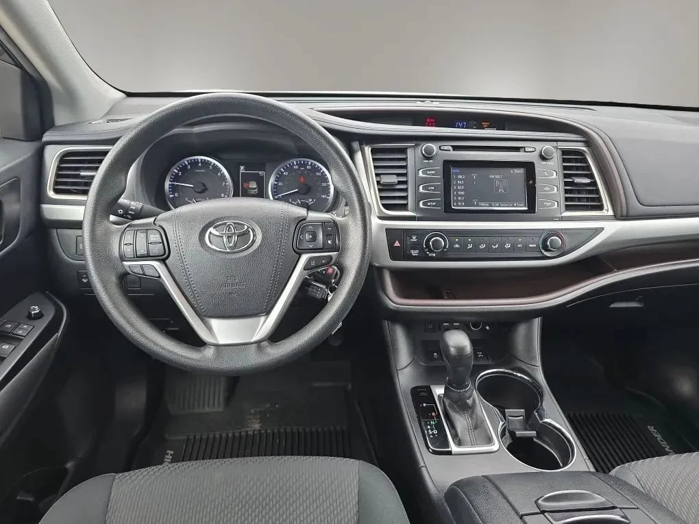 Used 2019 Toyota Highlander LE AWD/4WD image 13