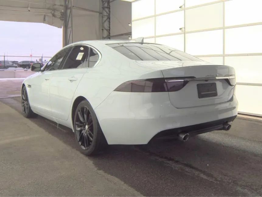 Used 2018 Jaguar XF Portfolio image 7